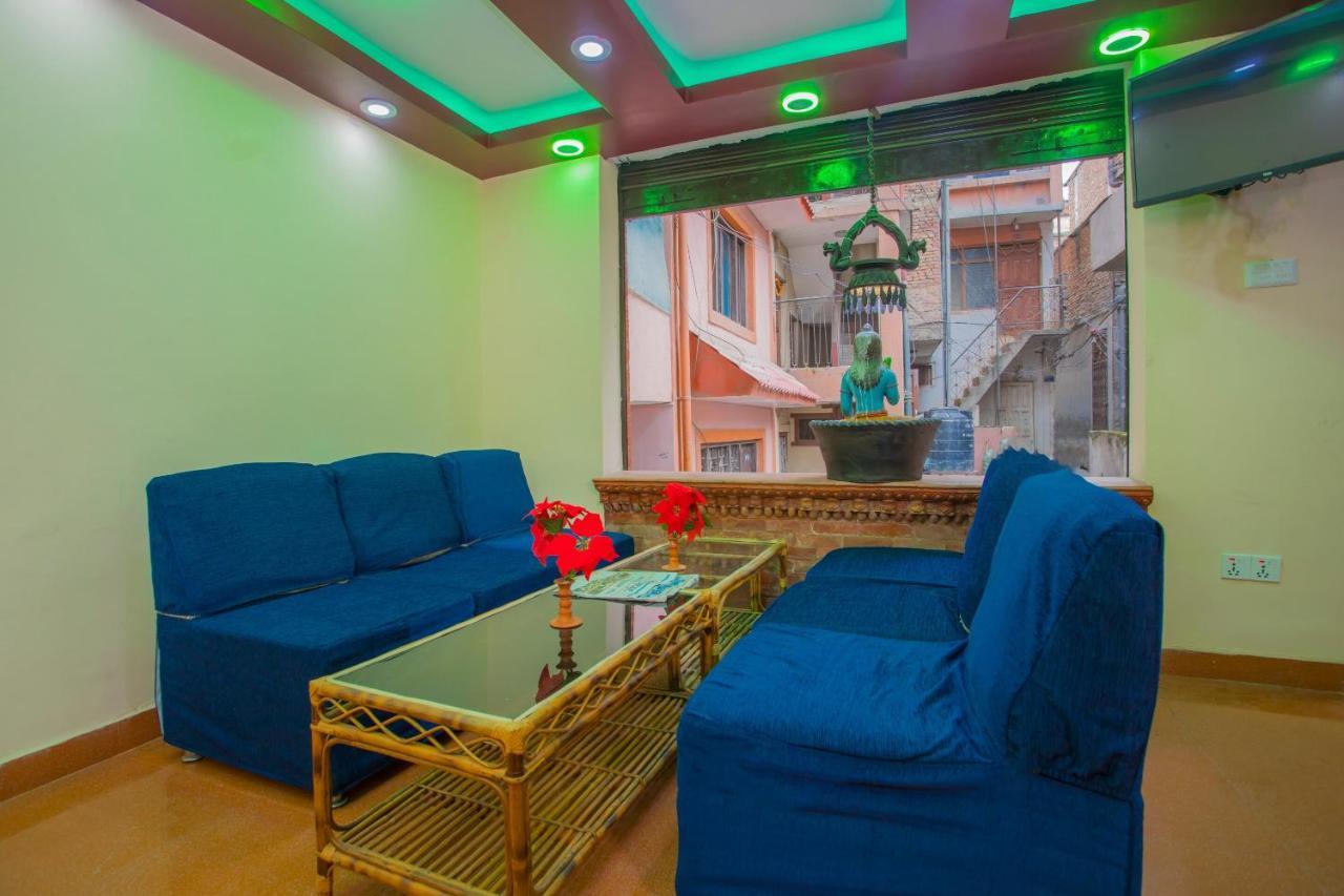Oyo Hotel Antique Kutty Катманду Экстерьер фото